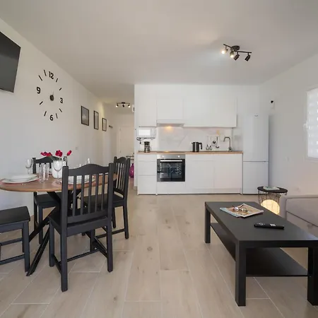 Lanzahost Carmenes Wellness דירה *