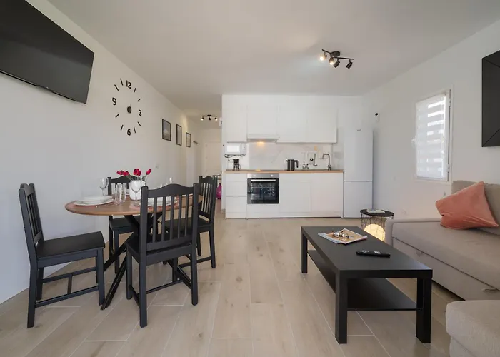 Lanzahost Carmenes Wellness דירה *